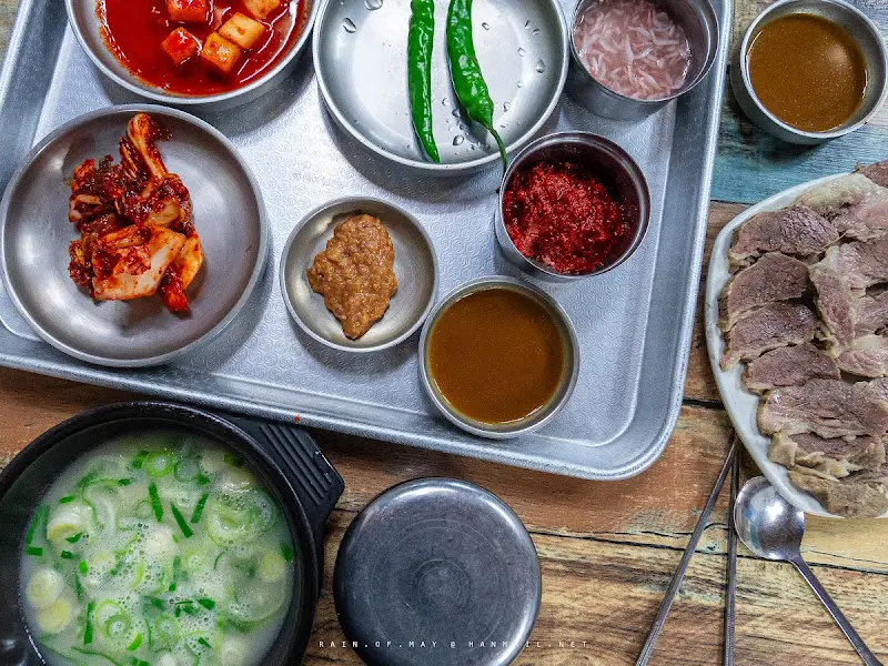 수육과 국밥 한 상 차림