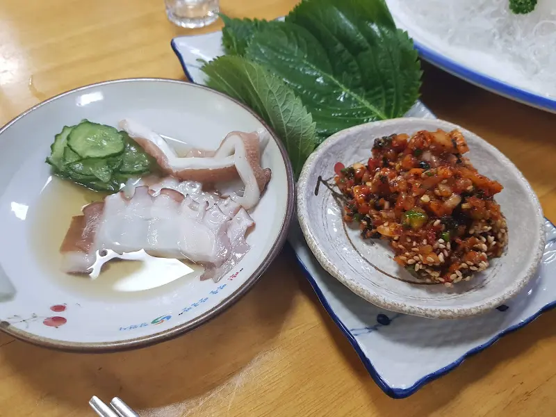 신선한 해산물과 곁들임