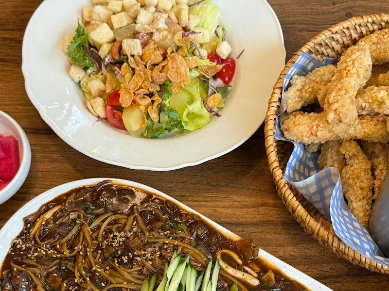 샐러드, 짜장면, 탕수육