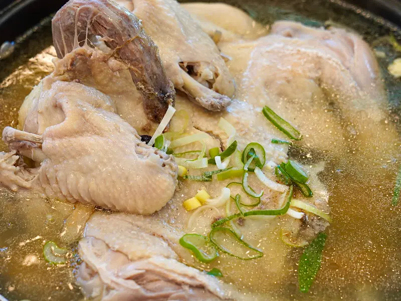 입맛을 돋우는 닭백숙