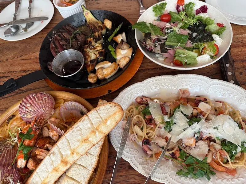 다양한 메뉴가 담긴 테이블 전경