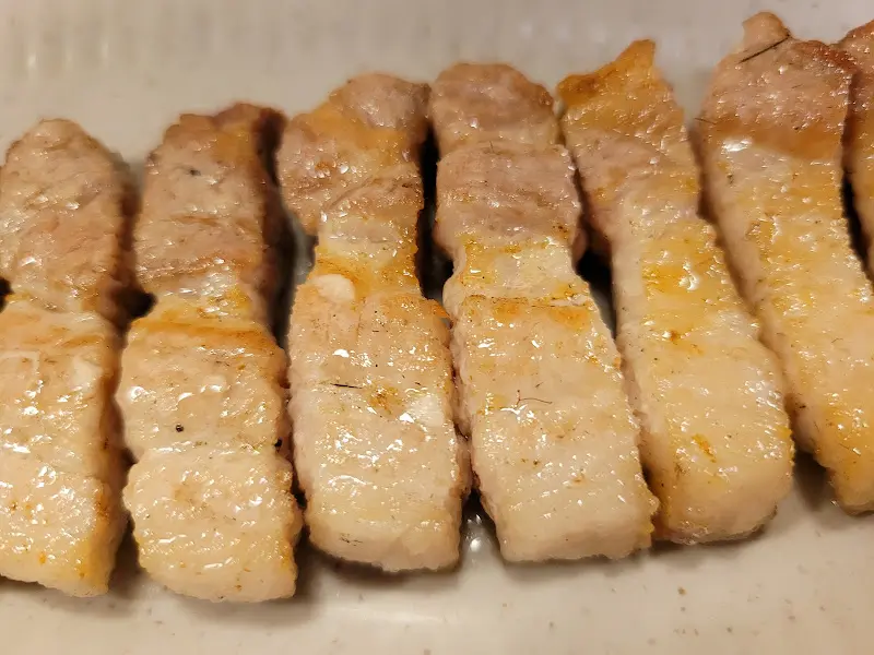 줄지어 놓인 윤기 좔좔 흐르는 삼겹살