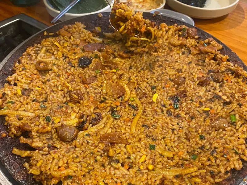 윤기가 흐르는 볶음밥의 모습