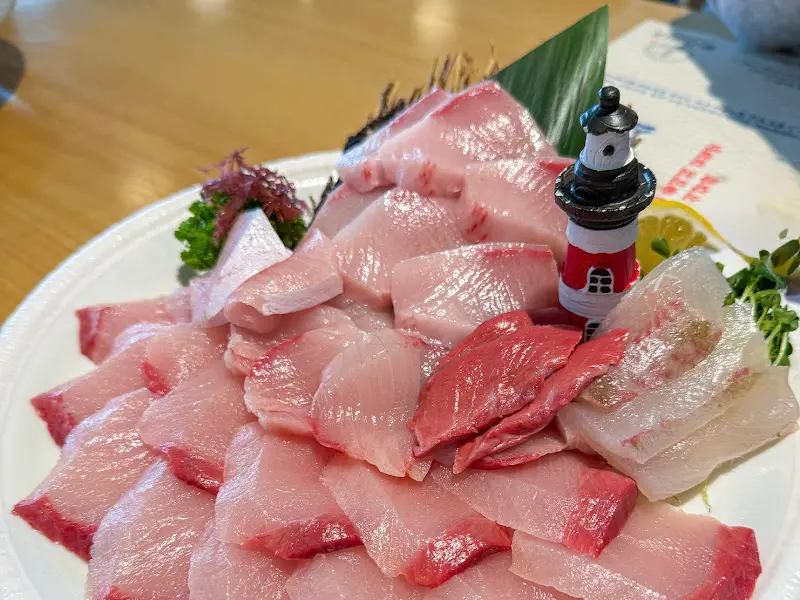 두툼하게 썰린 방어회