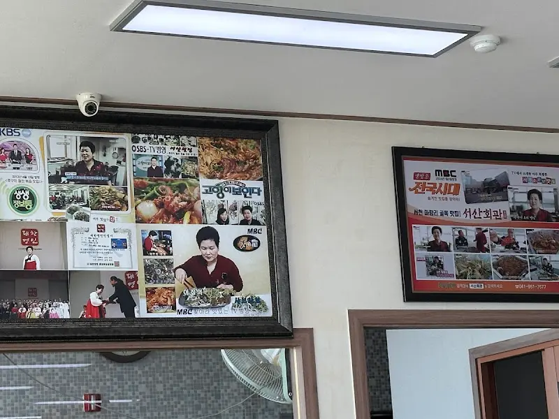 벽에 걸린 방송 출연 사진들
