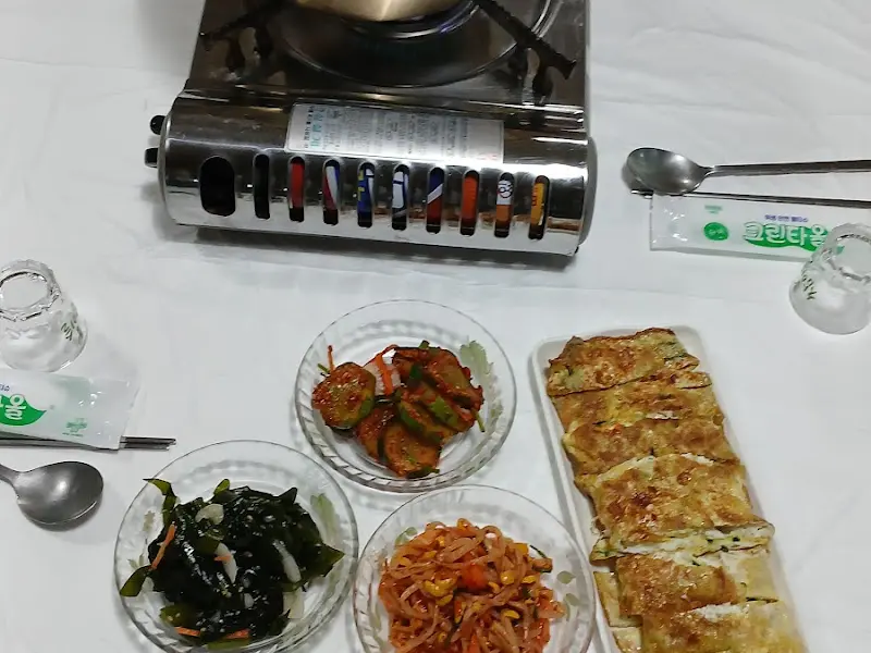 테이블에 놓인 김치찌개