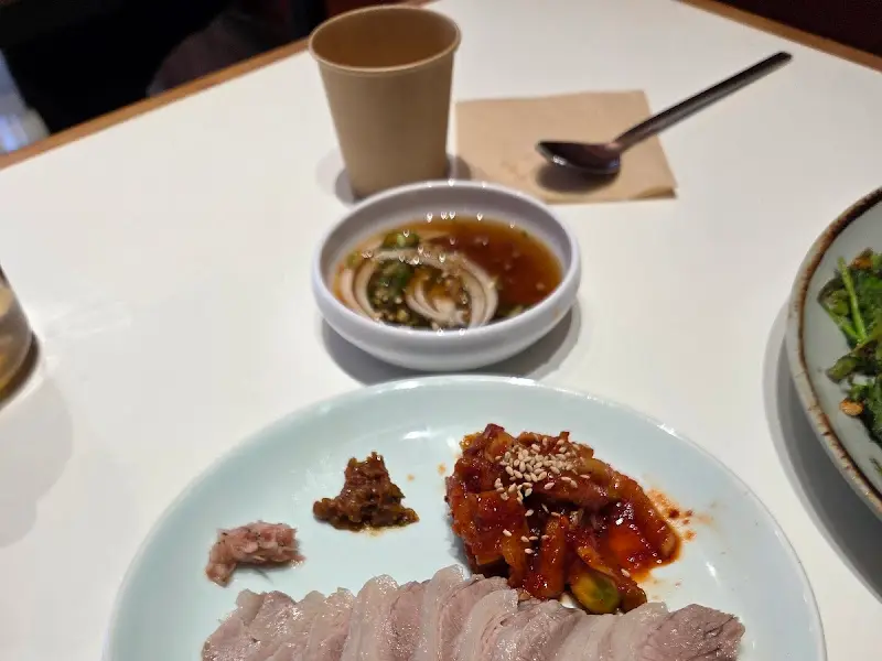 수육과 함께 제공되는 곁들임