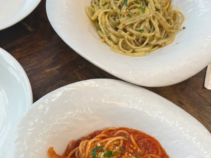 파스타 두 그릇이 놓인 테이블