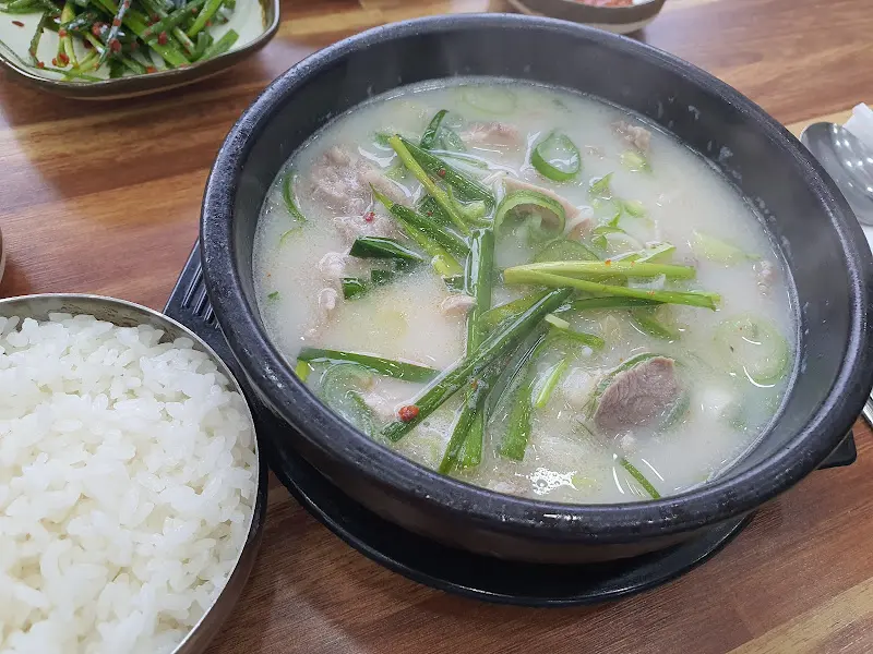 뽀얀 국물과 푸짐한 고기가 인상적인 돼지국밥