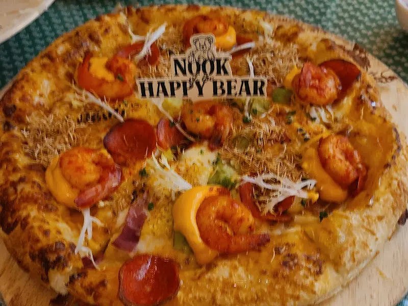 새우와 페퍼로니가 토핑된 피자