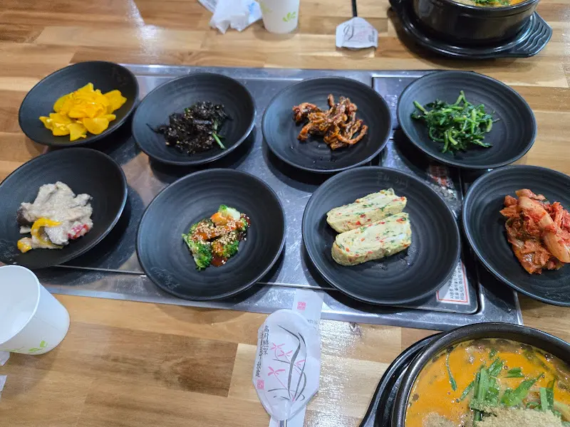 푸짐하게 차려진 한 상