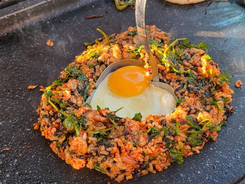 볶음밥을 만드는 모습