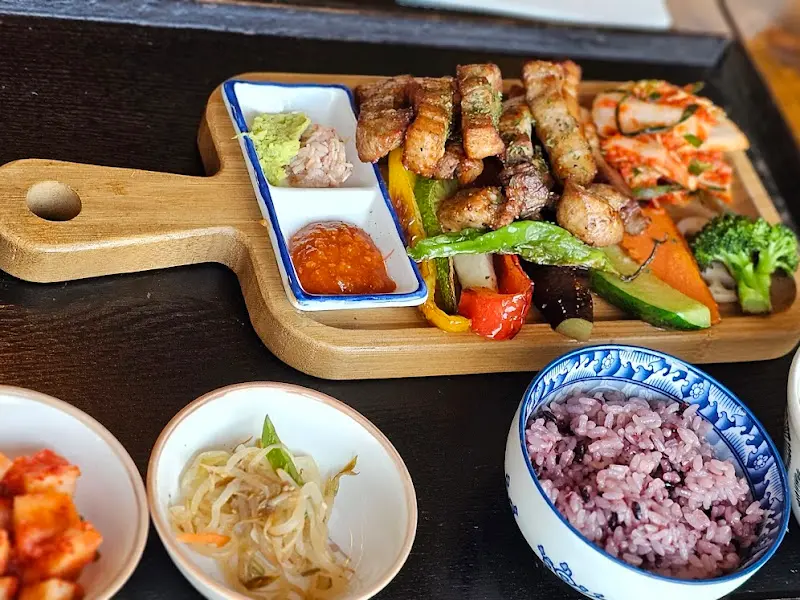 고기와 야채의 조화가 일품인 농가의 식탁