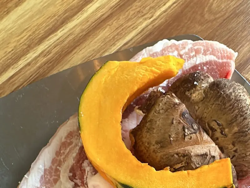 배꼽살과 곁들임 채소