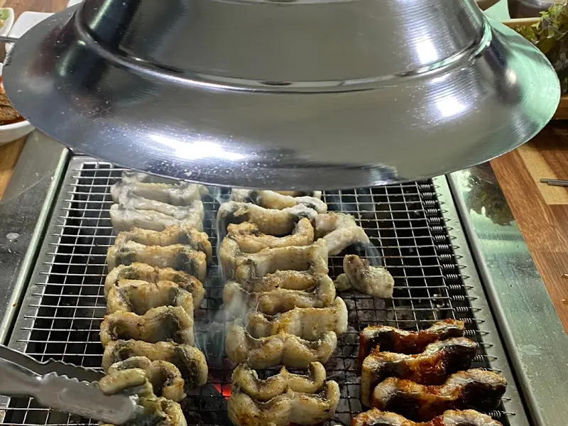 장어를 굽는 모습