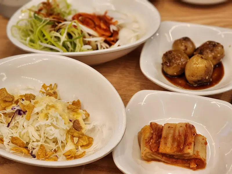 정갈한 밑반찬 구성