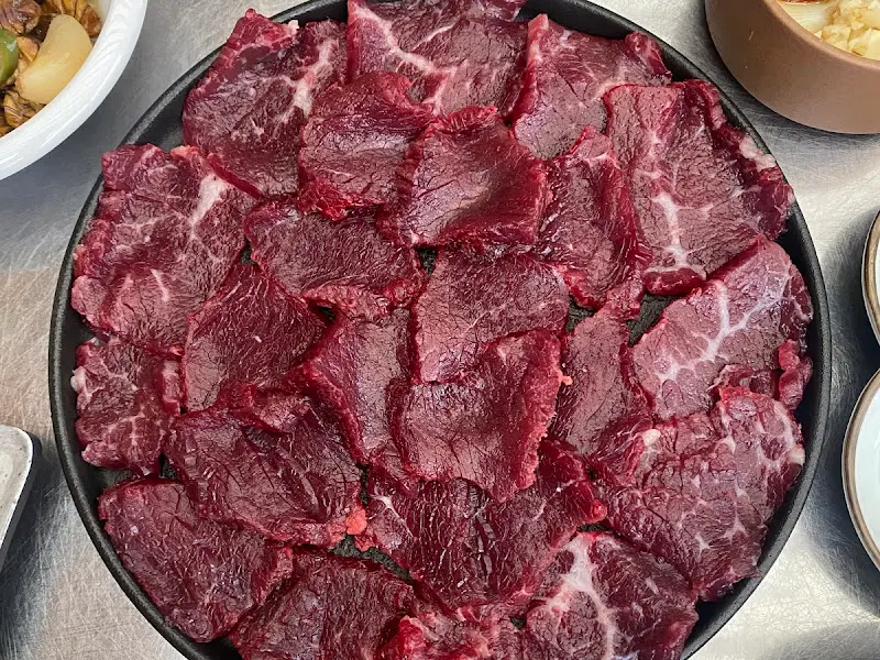 뭉티기가 가득 담긴 접시의 모습