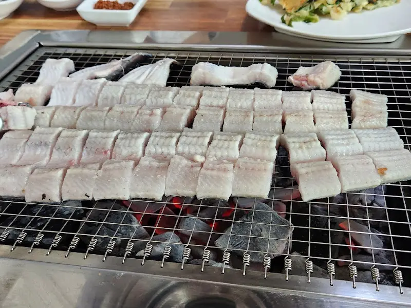 숯불 위에서 구워지기 전 가지런히 놓인 장어