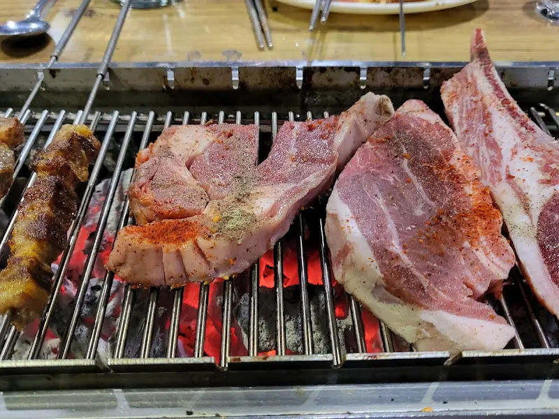 숯불 위에서 맛있게 익어가는 양갈비