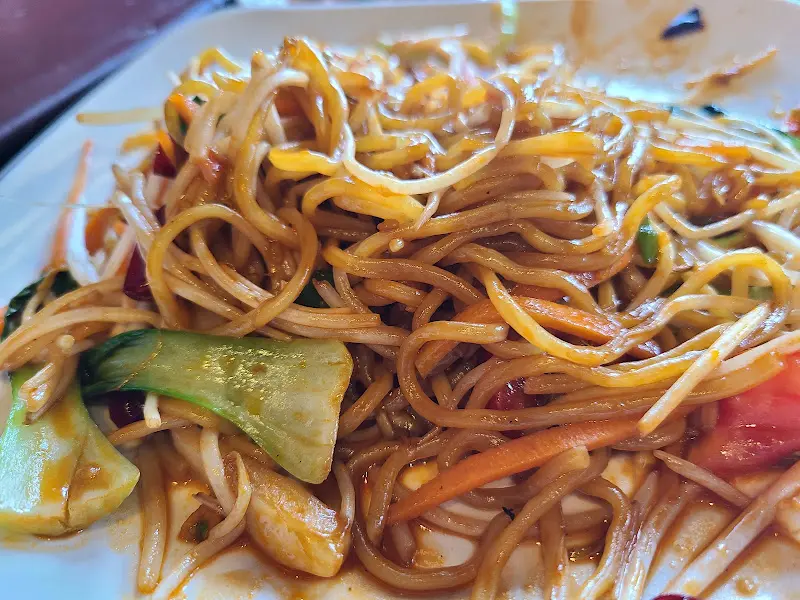 윤기가 흐르는 볶음면