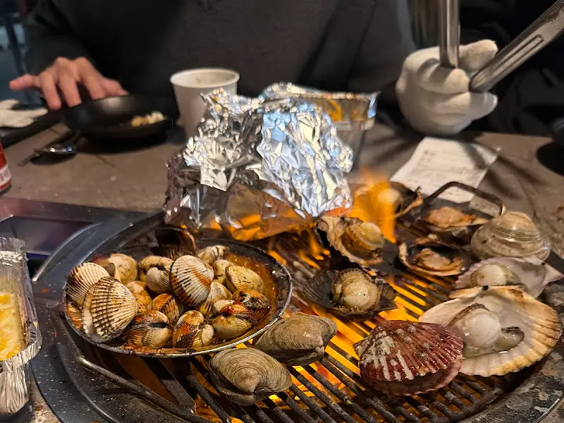 숯불 위에서 지글지글 익어가는 조개들