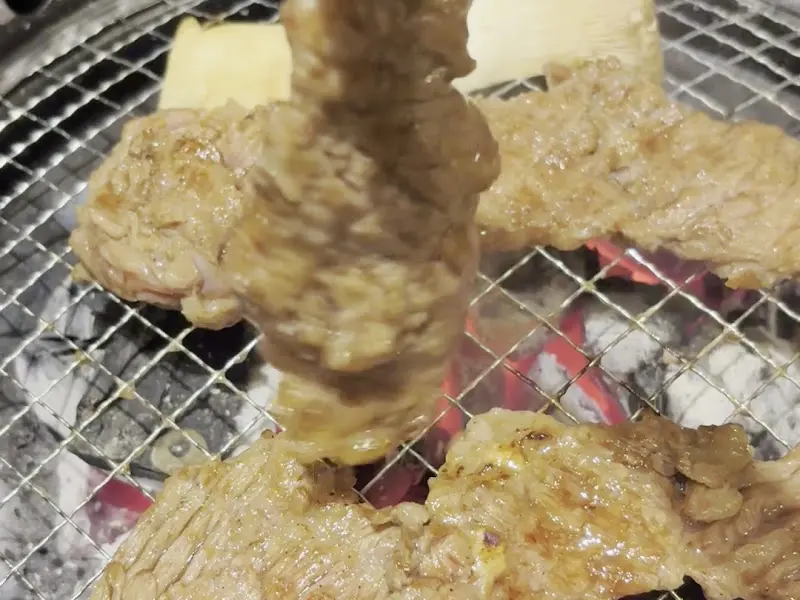 숯불 위에서 맛있게 익어가는 벚꽃갈비