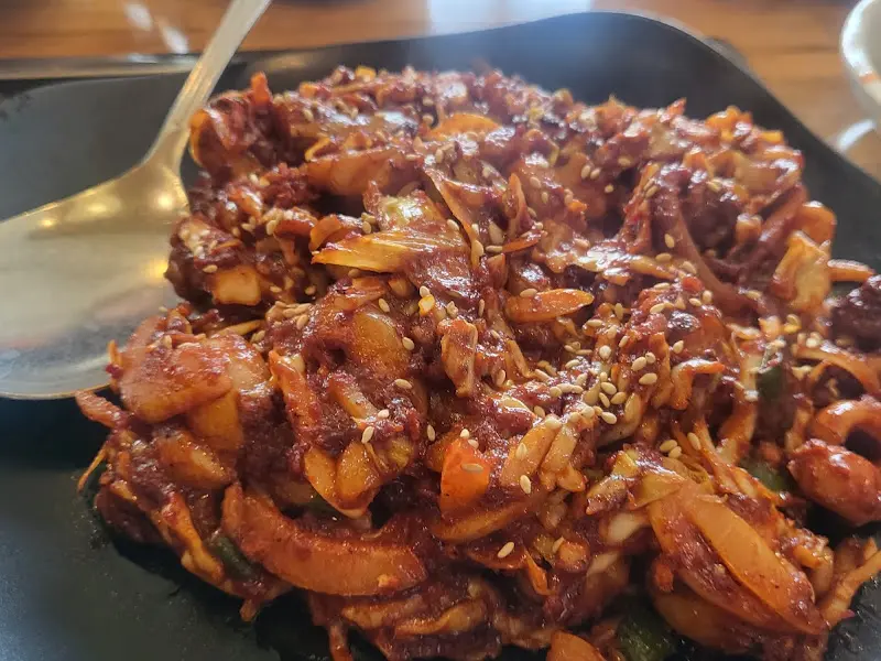 매콤한 양념이 돋보이는 쭈꾸미 볶음