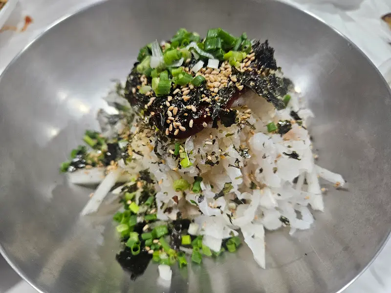 고소한 김가루와 깨가 듬뿍 뿌려진 물회