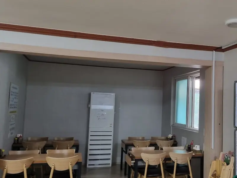 깔끔한 식당 내부