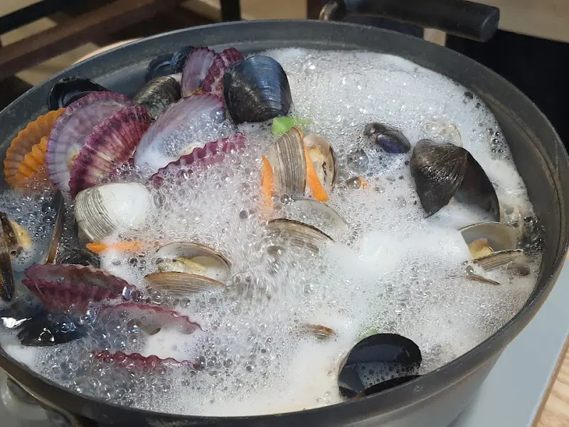 해산물이 가득 들어간 해물 칼국수 전골이 끓고 있는 모습