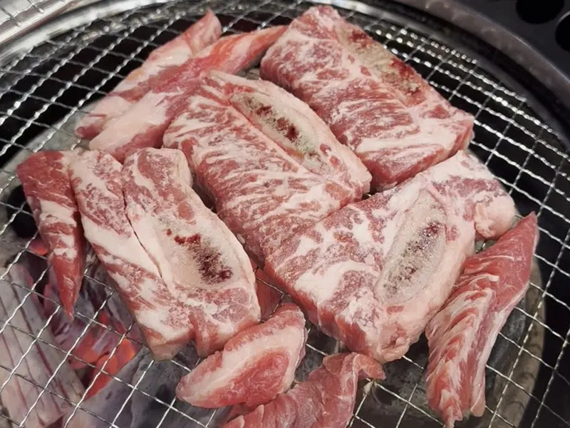 숯불 위에서 노릇노릇 익어가는 돼지갈비