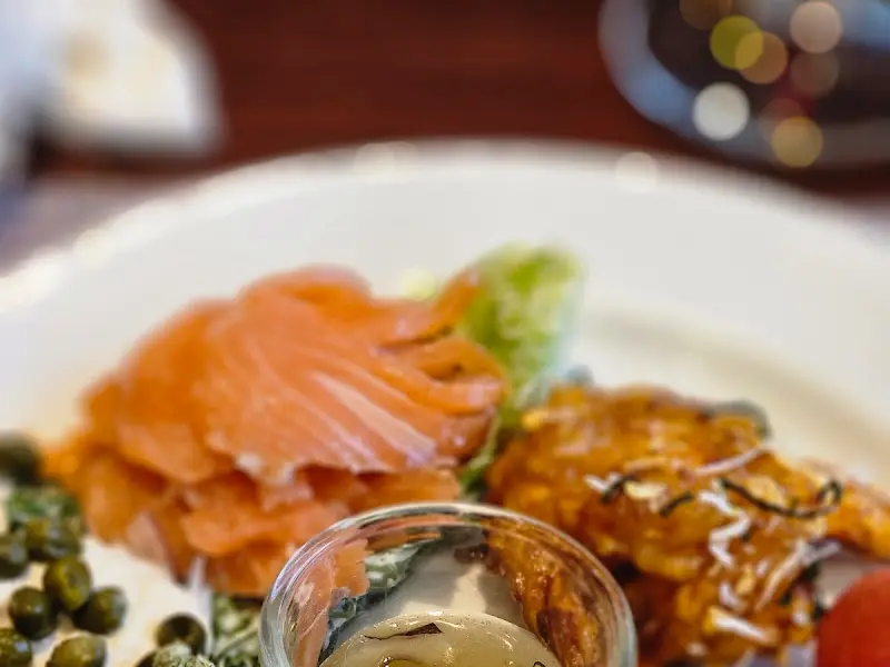 정갈하게 담긴 훈제 연어