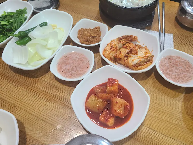 테이블 위에 놓인 다양한 곁들임 반찬