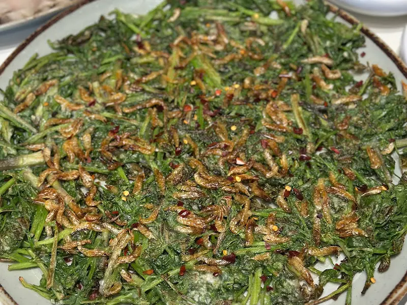 보리새우가 듬뿍 뿌려진 미나리전