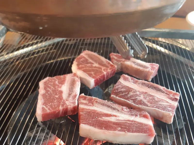 숯불 위에서 맛있게 익어가는 고기