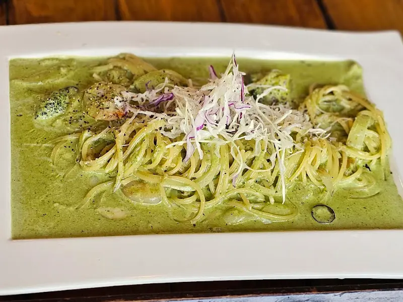 싱그러운 초록색의 초록 파스타