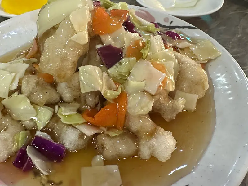 탕수육의 클로즈업 사진. 튀김옷은 바삭하고 속은 촉촉해 보이며, 윤기가 자르르 흐른다.