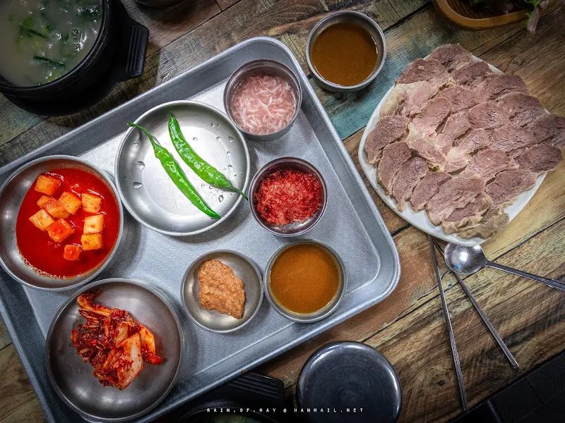 수육백반 한 상 차림