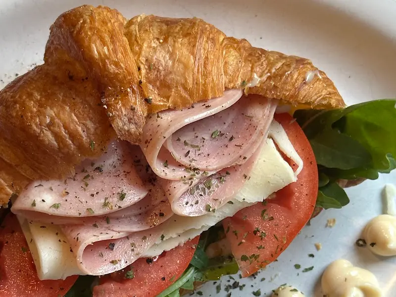 신선한 재료로 가득 채워진 크루아상 샌드위치의 단면