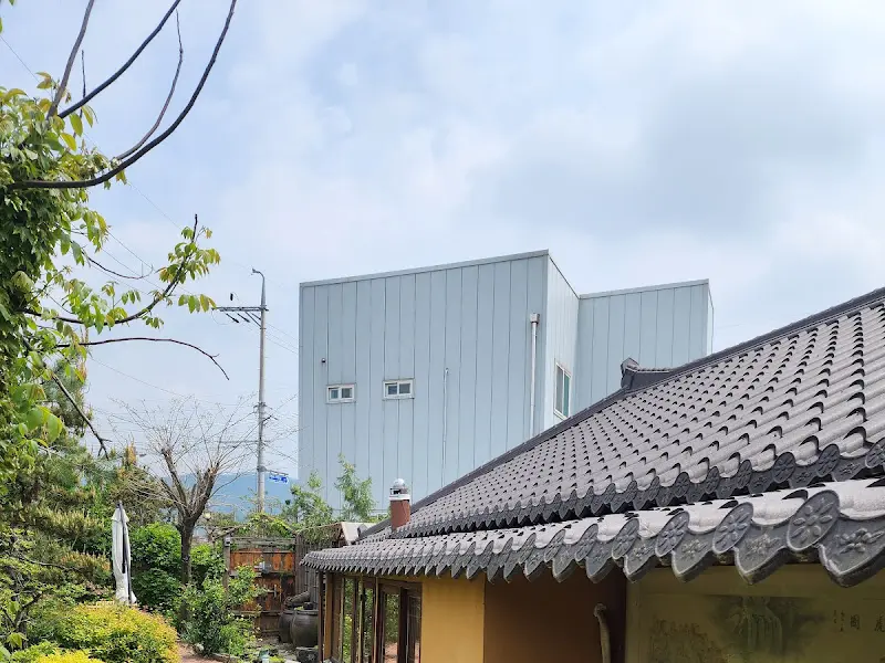 기와지붕과 현대적인 건물이 조화롭게 어우러진 외관