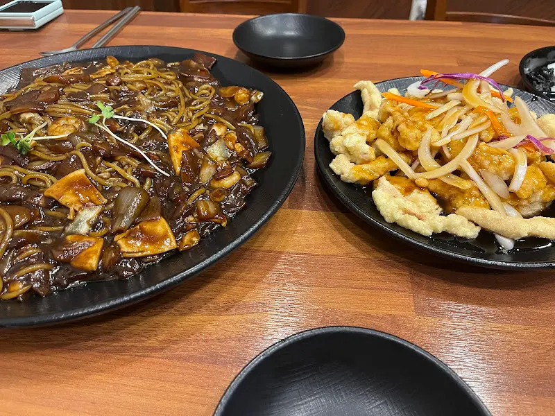 짜장면과 탕수육 한 상 차림