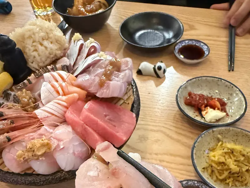 다양한 숙성회와 곁들임이 담긴 모듬 사시미 한 상