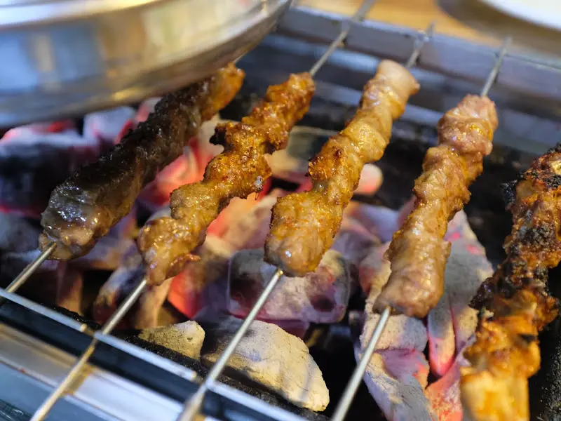 숯불에 구워지는 양꼬치