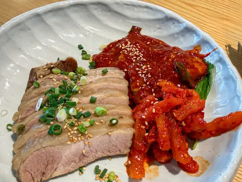 윤기가 흐르는 수육과 매콤한 무침