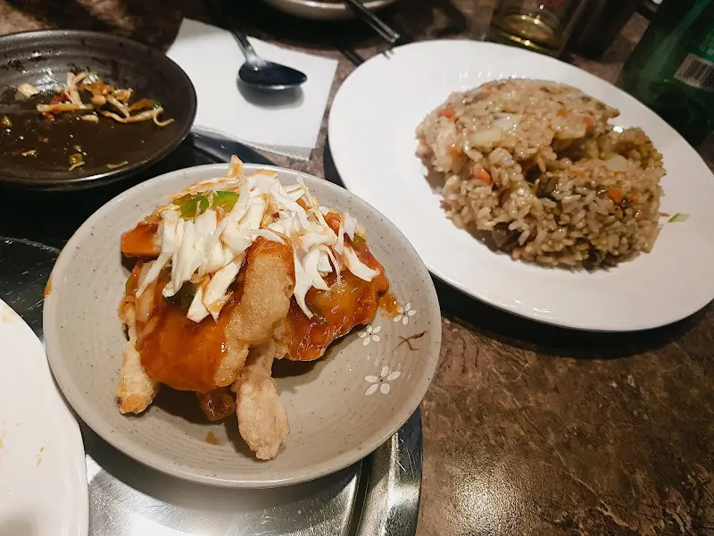 테이블 위에 놓인 볶음밥과 유린기