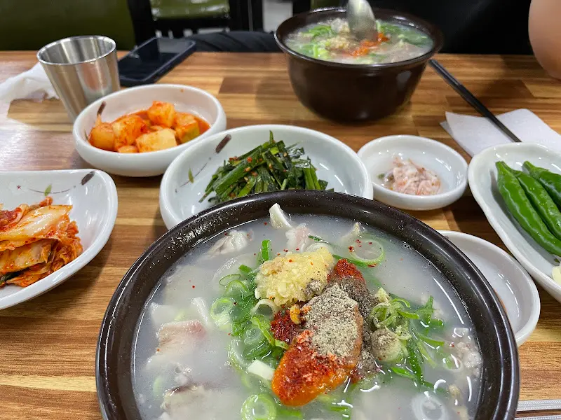 다진 마늘과 양념장이 올라간 국밥