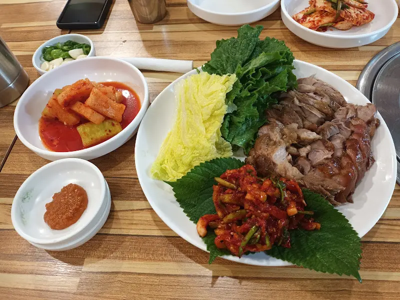 윤기가 흐르는 보쌈 수육 한 상차림