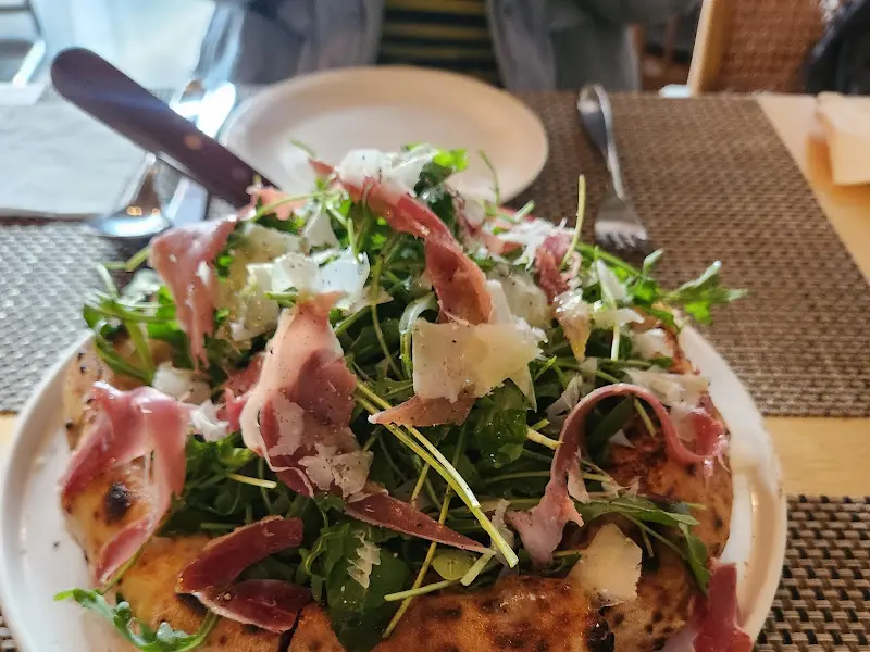 프로슈토 햄과 루꼴라가 올라간 피자