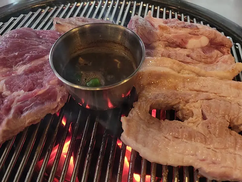 멜젓에 찍어 먹는 흑돼지