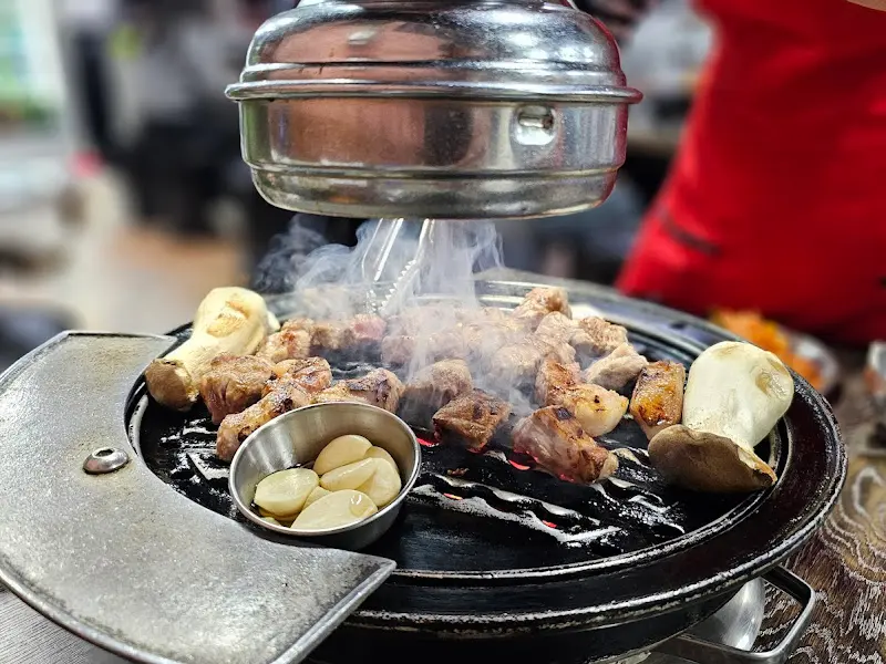 숯불 위에서 익어가는 고기